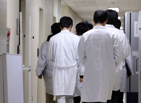 지난 2월15일 강원 춘천시 한림대학교 의과대학에서 학생들이 발걸음을 옮기고 있다. 한림대 의대 4학년생들은 의대 증원 등 정부의 의료개혁 방침에 반발하며 1년간 '동맹휴학'을 하기로 했으며, 의대생 단체는 전체 의대생들을 대상으로 동맹휴학 참여 여부를 묻는 설문조사를 실시해 집단행동에 나서겠다고 이날 밝혔다.<연합뉴스>
